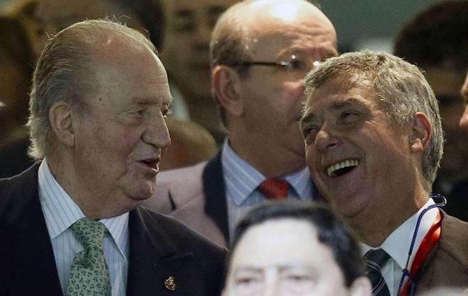 Uno spettatore neutrale, il re di Spagna Juan Carlos che scherza col presidente della Federcalcio spagnola Villar. Epa